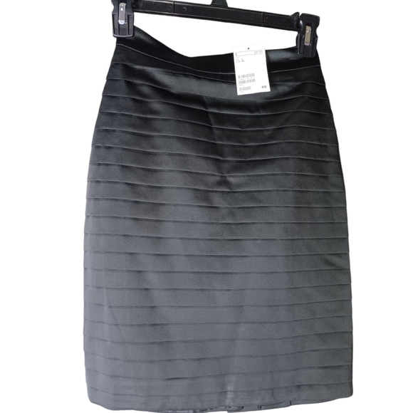H&M Dresses & Skirts - Elegant Black Skirt